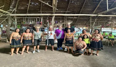 Viajeros con la comunidad nativa Kukama en Iquitos