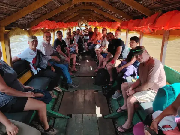Excursión en bote techado