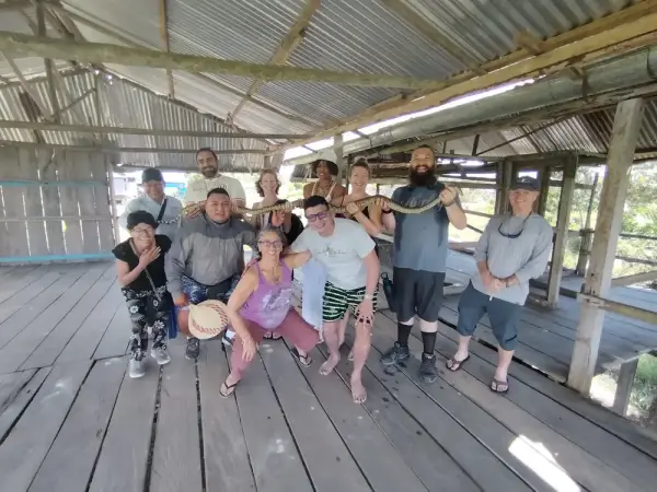 Grupo de viajeros en la maloca