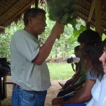 Bendiciendo a un grupo de visitantes con plantas de la selva.