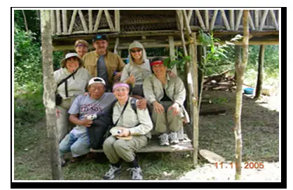 Con un grupo de visitantes en la selva, 2005.