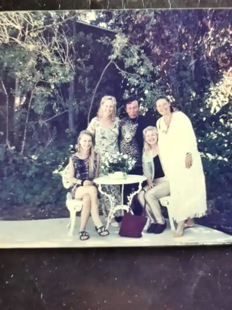 Con amigas que conoció en su camino.