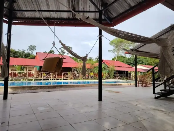 Lodge con hamacas y piscina en la selva