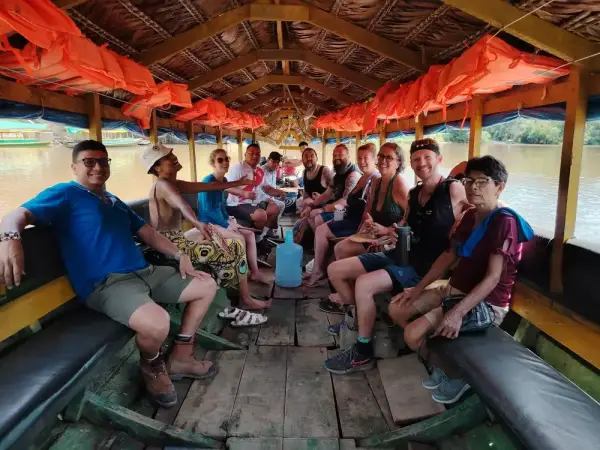 Paseo en bote con el grupo por el río Amazonas