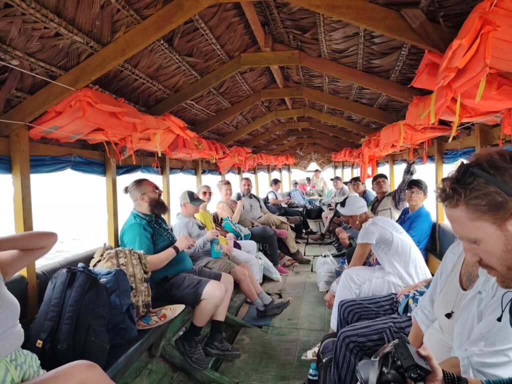 Turistas navegando por el Amazonas con Monteros Expedition