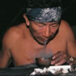 El maestro Don Antonio Montero, en vida, sosteniendo la Ayahuasca como parte de un ritual espiritual amazónico.