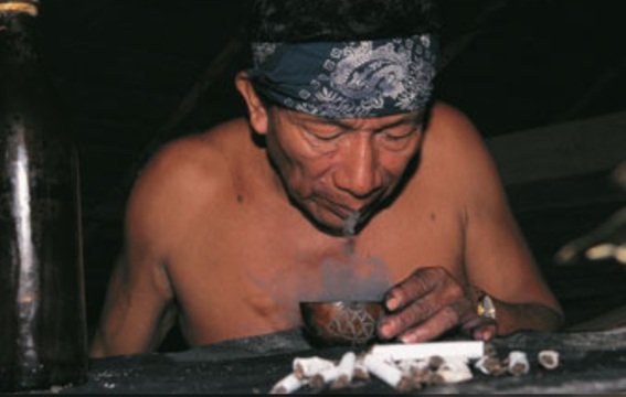 El maestro Don Antonio Montero, en vida, sosteniendo la Ayahuasca como parte de un ritual espiritual amazónico.