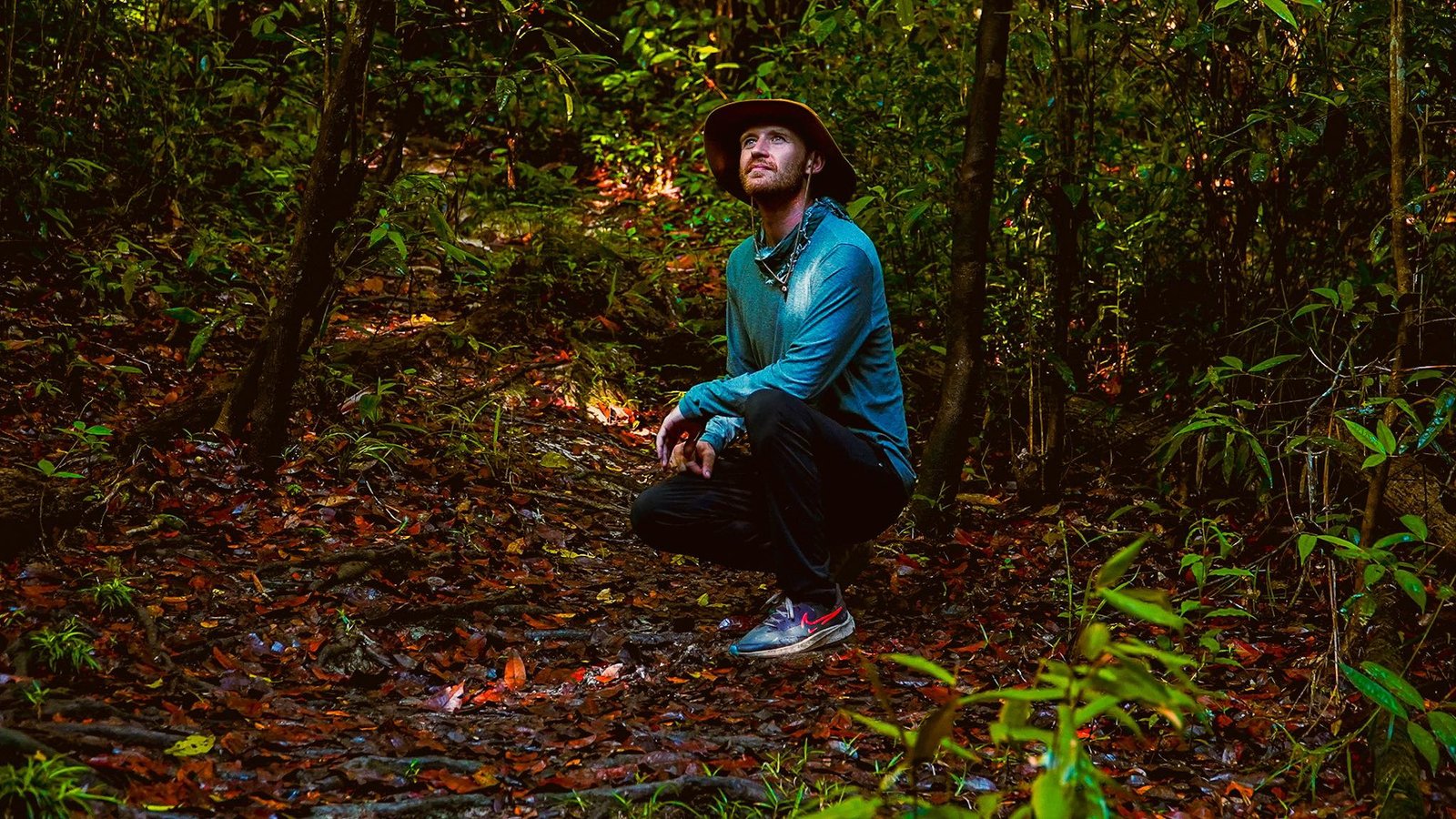 Viajero explorando la selva amazónica con Monteros Expedition, experiencia auténtica en contacto con la naturaleza.